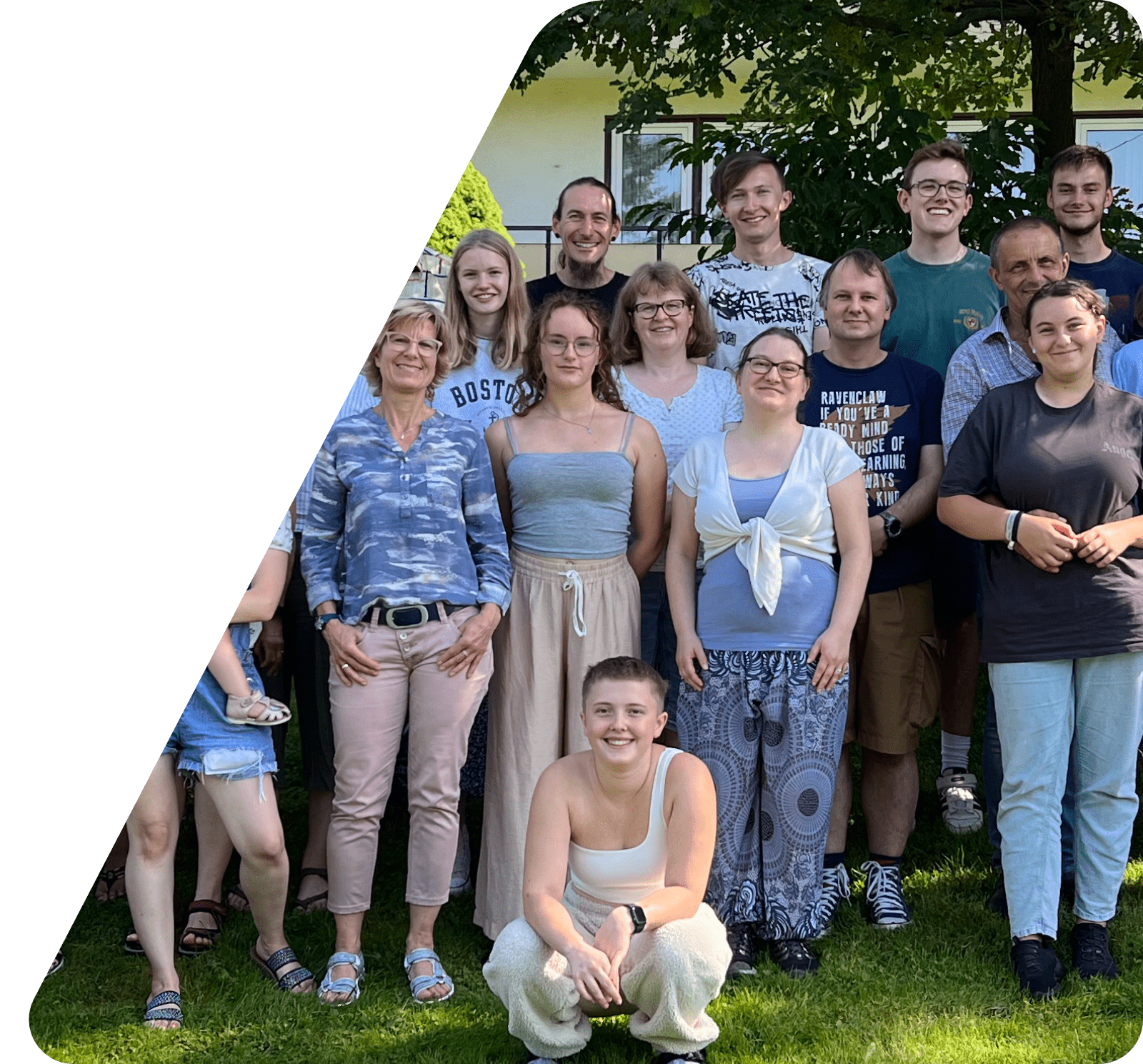 Gruppenfoto Von Mitgliedern Auf Dergemeindefreizeit